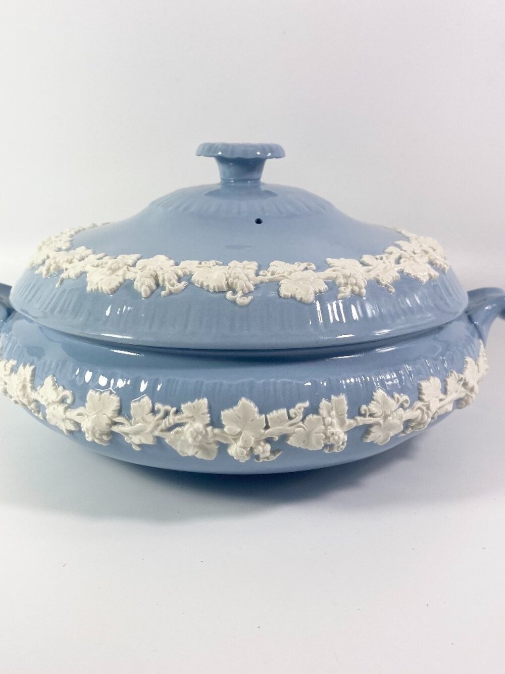 1950s RARE Wedgwood blue Etruria Barlaston blue Queensware tureen shell edge